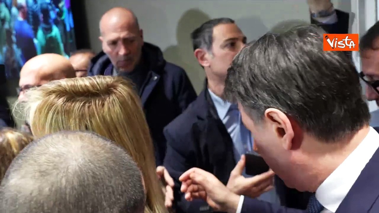 L'abbraccio tra Conte e Todde a Cagliari dopo la vittoria delle elezioni regionali sarde