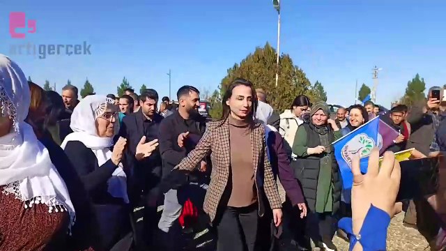 Tülay Hatimoğlulları ve Partililer, Çınar ilçesi girişinde halaylarla karşılandı.