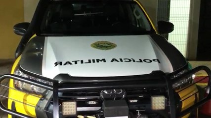 Vídeo mostra momento em que PMs cortam correntes e libertam mulher de cárcere em Cascavel