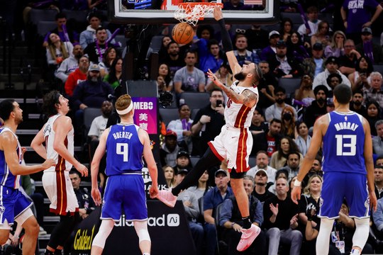 AR 27 MIAMI HEAT OOV