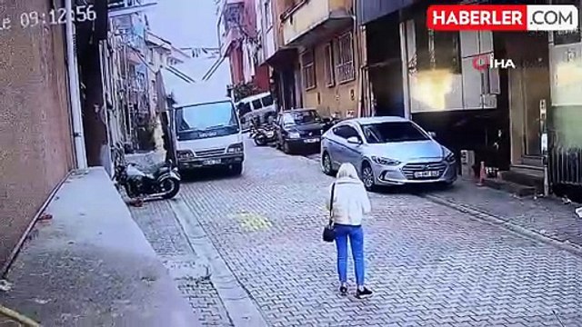 Dehşet anları kamerada! Kayan kamyoneti durdurmaya çalışan şoför, 2 aracın arasında sıkıştı