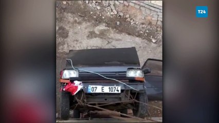 Sürekli olarak kaza yapıp ceza yemesine neden olan arabasını evine astı!