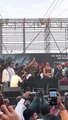 Akshay Kumar Video: अक्षय कुमार पर भीड़ ने बरसाईं दे-दनादन चप्पलें, 17 सेकंड का वीडियो आया सामने, चारों तरफ मचा था ‌कोहराम