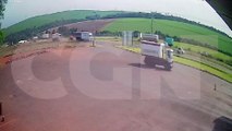 Vídeo mostra momento em que caminhoneiro é fechado na BR-163 e tomba veículo no canteiro