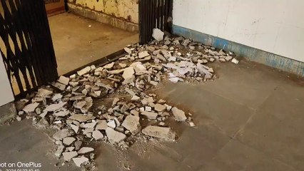 सरकारी भवन हो रहे जर्जर