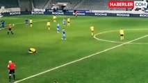 Kıbrıs kupası çeyrek final maçında rakibinin ırkçı hakaretlerine maruz kalan futbolcu, rakibine yumruk attı