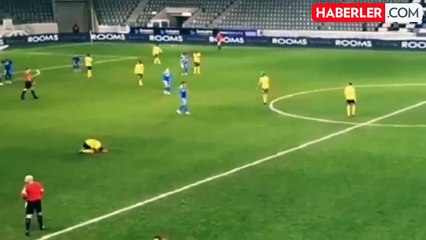 Télécharger la video: Kıbrıs kupası çeyrek final maçında rakibinin ırkçı hakaretlerine maruz kalan futbolcu, rakibine yumruk attı