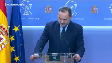 Ábalos dice que se queda para obligar a "quienes pretenden echarme a mirarme a la cara"