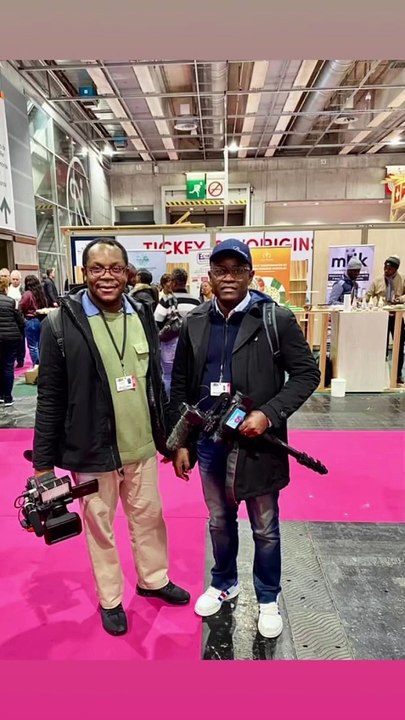 Salon de l’agriculture avec le Premier-ministre, Gabriel #Attal. C’est cauchemardesque, bousculades sécurité… lui il mange ou boit et nous …on filme  #sia #salondelagriculture #gabrielattal #tournage #reportage #portedeversailles #paris