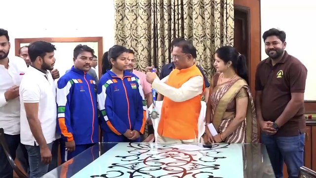 मुख्यमंत्री विष्णु देव साय से वल्र्ड कराटे चैंपियनशिप सिल्वर मेडल विजेता स्नेहा बंजारे ने की मुलाकात
