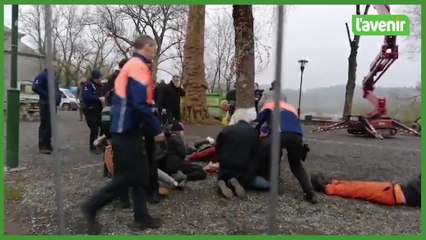 Les défenseurs des arbres ont formé une chaîne humaine