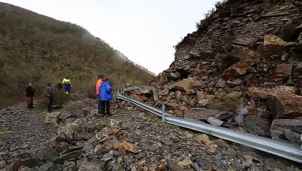 Derrumbe en la carretera de acceso a la localidad de Fornela en León