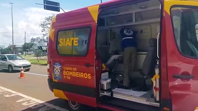 Entregador é socorrido pelo Siate após acidente na Avenida Tancredo Neves