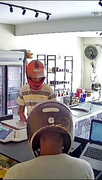 Criminosos armados furtam duas lojas em Guaxuma