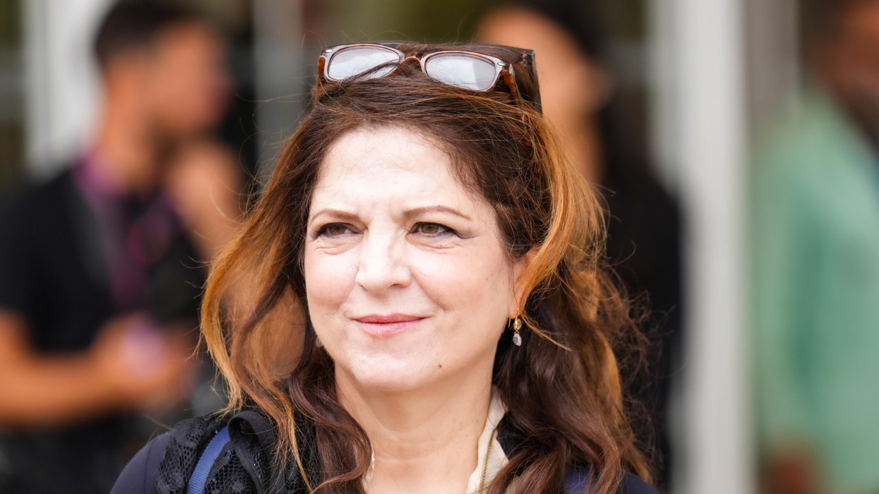 GALA VIDEO - Agnès Jaoui : son nouveau projet surprenant sous la houlette de la fille de Francis Cabrel