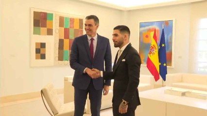 Pedro Sánchez recibe a Ilia Topuria en La Moncloa