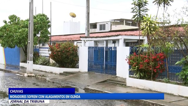 Moradores sofrem com alagamentos em Olinda