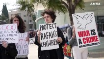 Tel Aviv, attivisti israeliani protestano contro la guerra di Gaza
