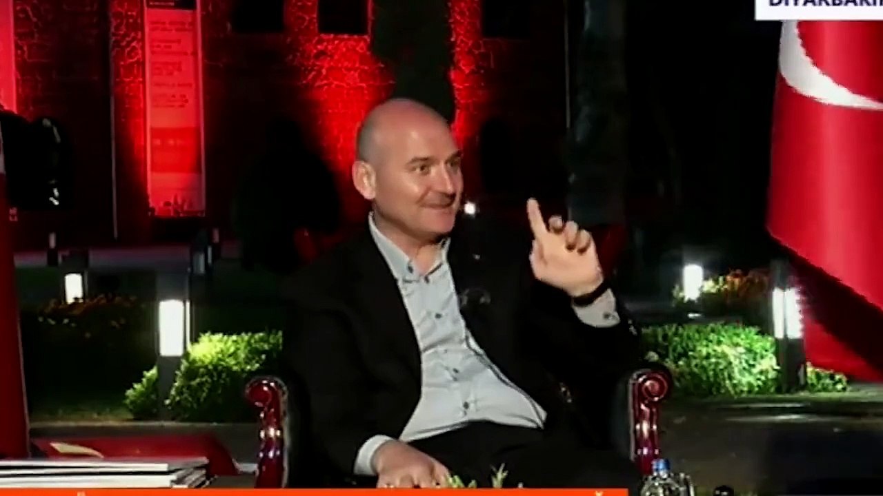 Canlı yayında Süleyman Soylu'nun üzerine düştü