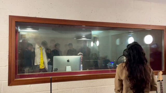 EXTRAIT - Sonita Alizada, Prix de la Liberté 2021, en cours d'enregistrement de la chanson de la Liberté au Cargö