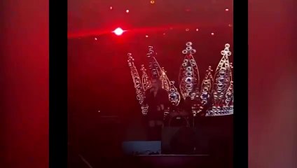 Hadise'den şarkı söylerken şok eden hareket. Yüzüğünü fırlatıp attı