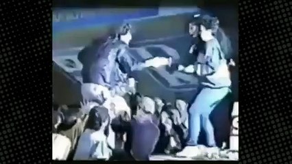 Hayranı sahneye atlayıp Bülent Ersoy'u dudağından öptü. Görüntüler yıllar sonra ortaya çıktı