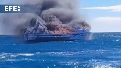 Download Video: Rescatan a 5 tripulantes de un pesquero incendiado a 4 millas del puerto de Castellón