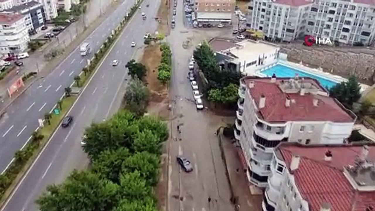 Bursa ve Yalova’yı sağanak vurdu. Dere taştı, araçlar sular içinde kaldı