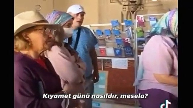 Camiyi ziyaret eden turist kadınlar şakır şakır İngilizce konuşan imam hayran kaldı. Atatürkçü İlahiyatçı Cemil Kılıç kadınlara ''et'' diyen imama ''Bak da örnek al'' diyerek paylaştı