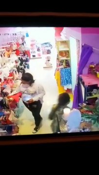 Continúan los robos de celular en los almacenes, esta vez en Caldas 1