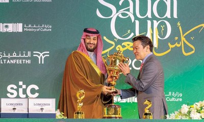 في لقطة عفوية ولي العهد ومدرب الجواد يتبادلان الحديث خلال تتويج كأس السعودية