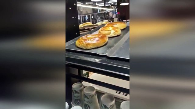 Poğaçaların arasında fare gezdi mekan sahibi hijyen belgesi yayınladı. Hijyen belgesi alan böyleyse vah memleketin haline