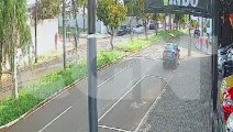Câmera registra homens sendo atropelados na Avenida Rocha Pombo