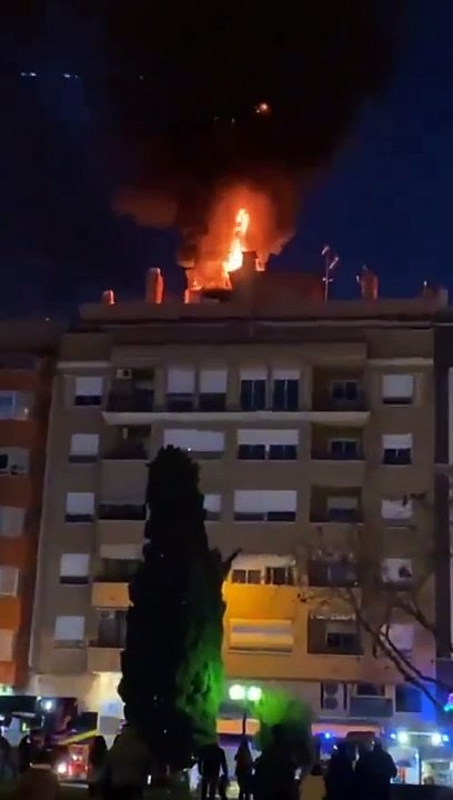 Les tours de la mort 5G continuent de brûler partout en Europe... ces images récentes viennent d'Espagne... et n'emportez jamais de téléphone portable avec vous lors de missions de nuit.