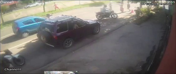 Delivery choca contra el cordón, pierde el control y se estrella