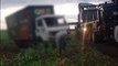 Caminhão tomba após saída de pista na BR-163 em Cascavel
