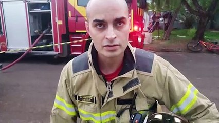 Bombeiros combatem incêndio em comércio no Santos Dumont