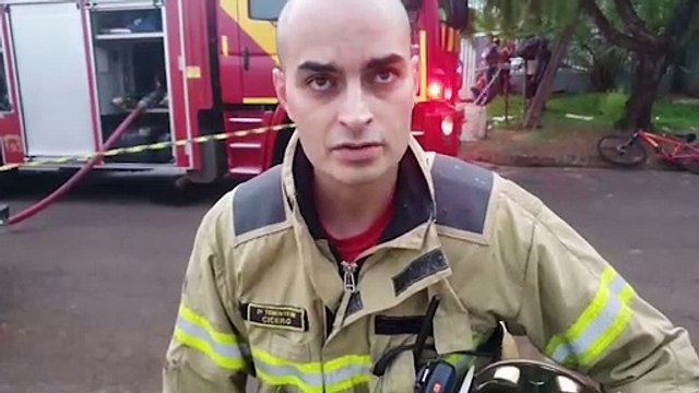 Bombeiros combatem incêndio em comércio no Santos Dumont