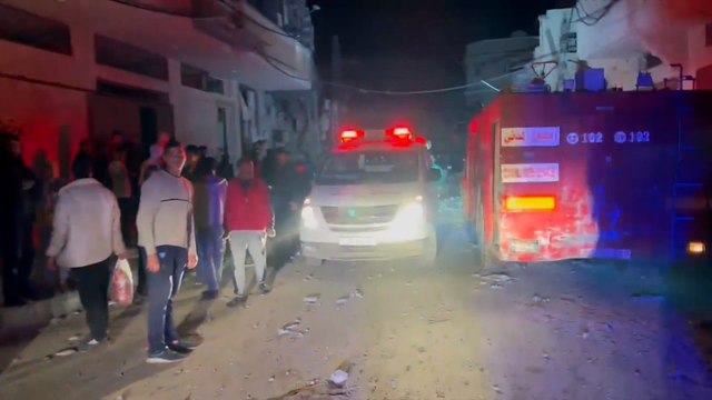 وسط بحث عن مفقودين.. شهداء وجرحى بقصف إسرائيلي لمنزلين في دير البلح