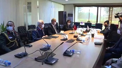 Bakan Akar Pakistanlı Savunma Üretim Bakanı ile görüştü