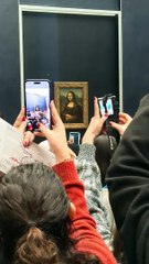 Mona Lisa les visiteurs ne voient le tableau qu'autre travers leur smartphone comme un périscope