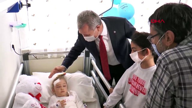 65 saat sonra enkazdan kurtarılan Elif, ailesiyle buluştu. Hastanede duygu dolu anlar