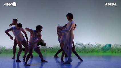 Ambiente, in Francia va in scena "Cenerentola, balletto riciclabile"
