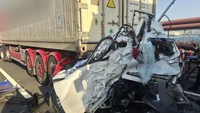 남해고속도로 가락나들목 부근 8중 추돌...2명 사망 / YTN