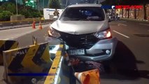 Ringsek! Minibus Tabrak Beton Pembatas Proyek MRT di Kawasan Thamrin