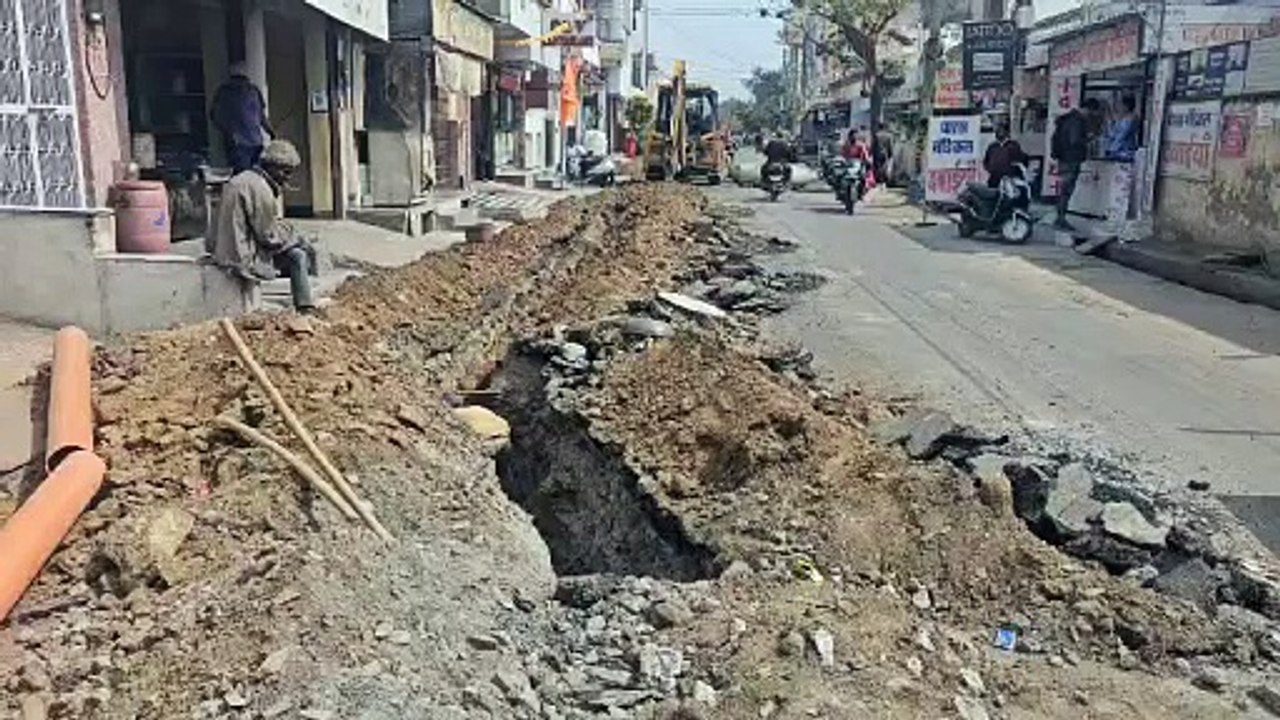 800 मीटर डालना भूले कनेक्शन लाइन, अब तोड़ रहे ल...