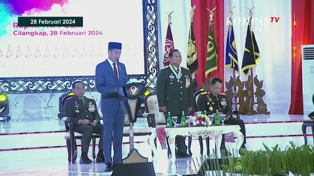 Detik-Detik Jokowi Sematkan Tanda Pangkat Jenderal TNI Kehormatan ke Prabowo Subianto