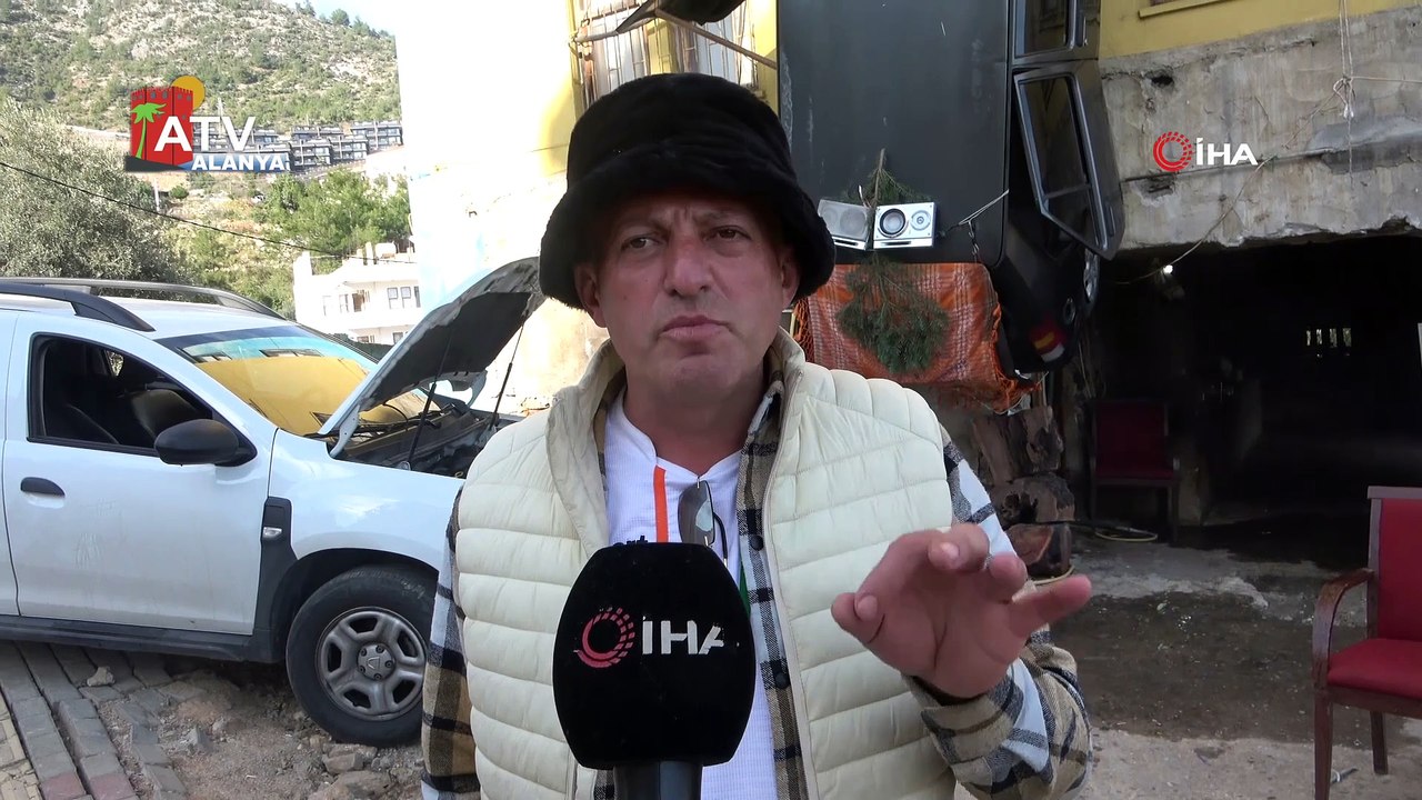 Sürekli kazaya karışan otomobilini binaya astı