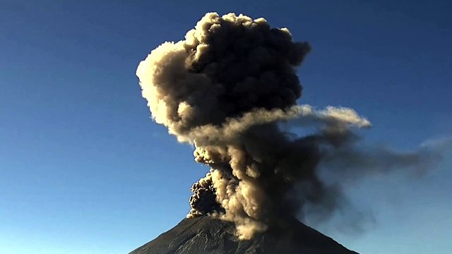 Columna de ceniza de volcán Popocatépetl afecta vuelos en México