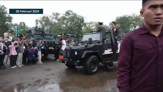 Aksi Mayor Teddy Kawal Menhan Prabowo usai Terima Kenaikan Pangkat dari Presiden Jokowi